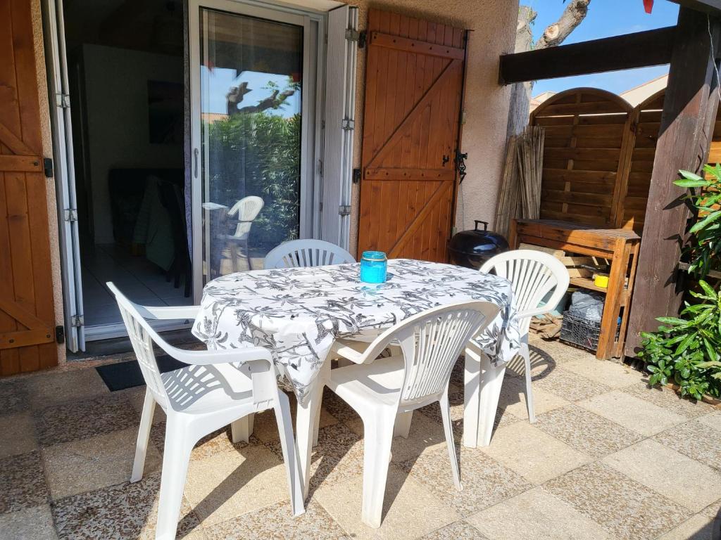 Patio lub wspólna przestrzeń na świeżym powietrzu w obiekcie Narbonne-Plage - Pavillon à 300 m de la plage