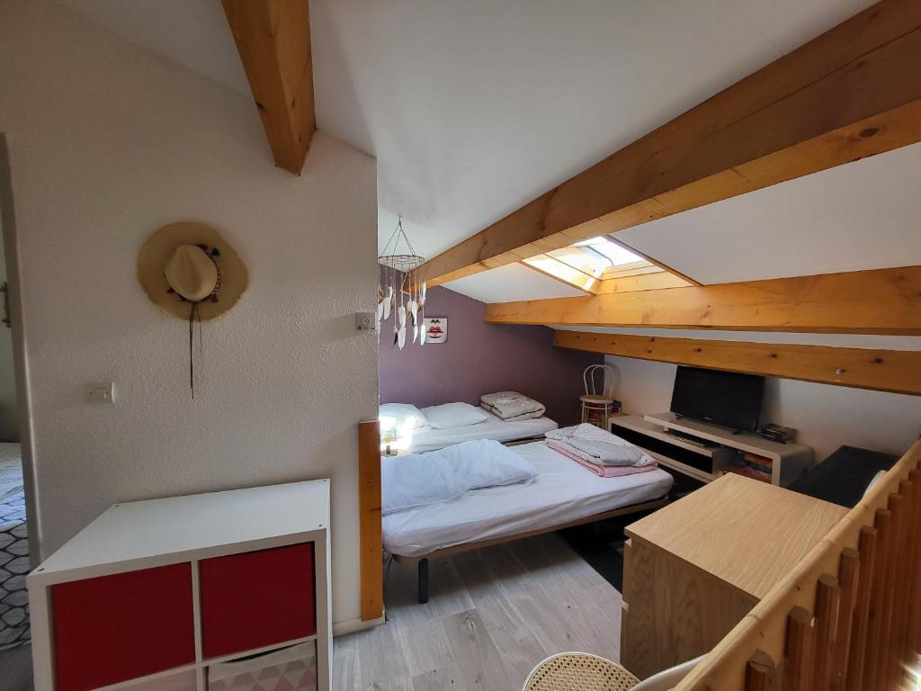 sypialnia z 2 łóżkami w pokoju ze schodami w obiekcie Narbonne-Plage - Pavillon à 300 m de la plage w mieście Narbona
