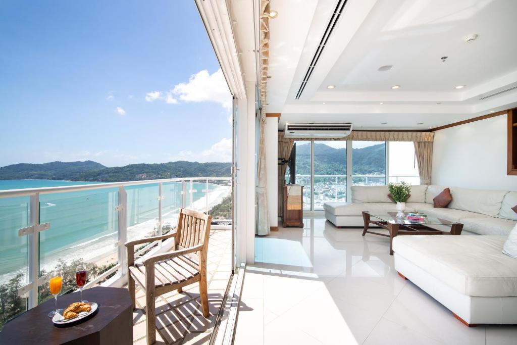 uma sala de estar com vista para o oceano em Patongtower Duplex Seaview4BR2901 em Patong Beach