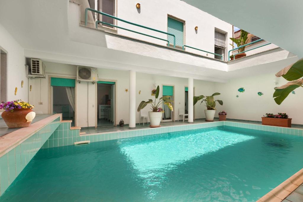 una piscina cubierta de agua azul en una casa en Villa Zio Tore by BarbarHouse, en Torre Suda