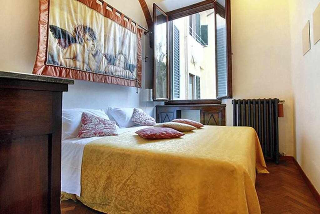 A bed or beds in a room at Two Bedrooms Apartment Near The Duomo Firenze