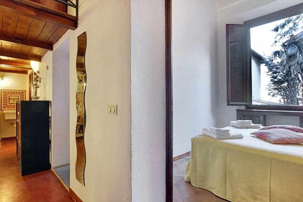 A bed or beds in a room at Two Bedrooms Apartment Near The Duomo Firenze