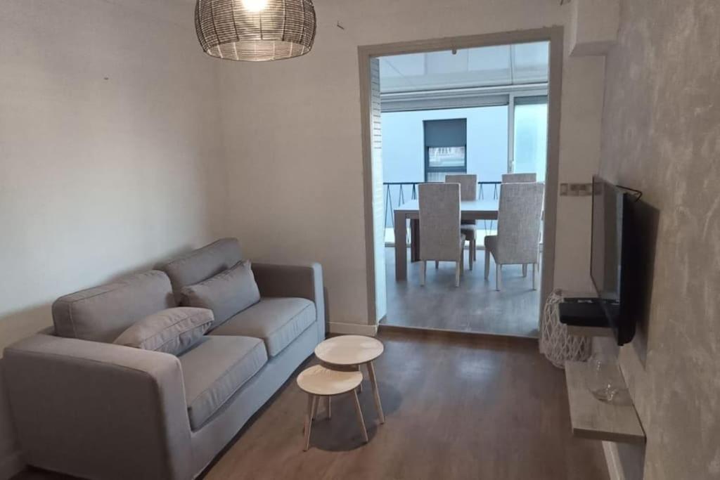 un salon avec un canapé et une table dans l'établissement Appartement en bord de plage - à 50 m de la mer, à Canet