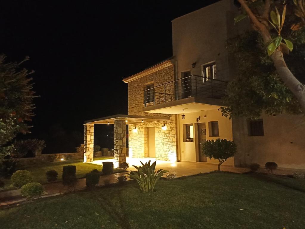 uma casa à noite com as luzes acesas em Seaside retreat house em Paralía Sergoúlas