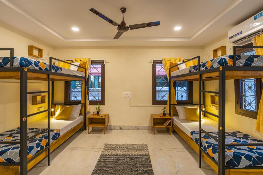 Postel nebo postele na pokoji v ubytování Zostel Visakhapatnam (Vizag)