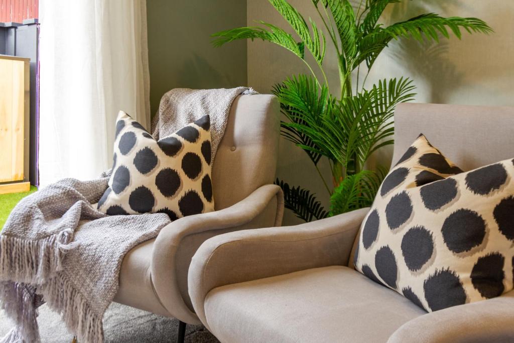 un soggiorno con cuscini leopardati su un divano di Luxury Escape for 2, Single Level Studio, Papanui a Christchurch