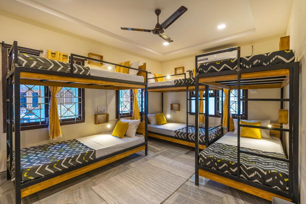 Postel nebo postele na pokoji v ubytování Zostel Visakhapatnam (Vizag)
