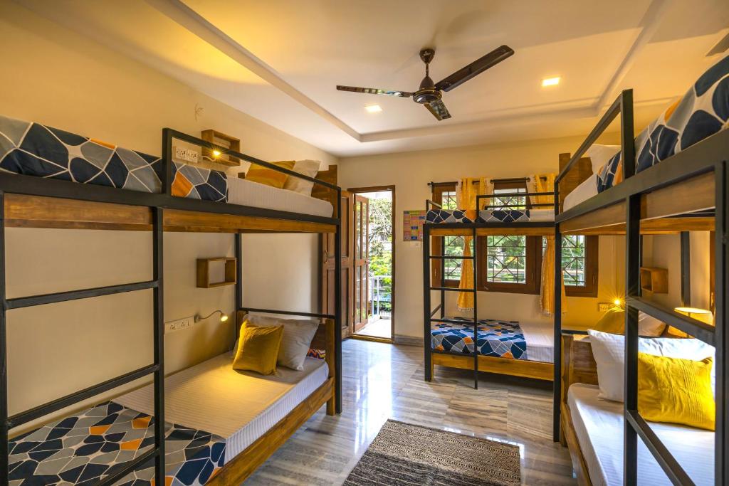 維沙卡帕特南的住宿－Zostel Visakhapatnam (Vizag)，房屋内带双层床的房间