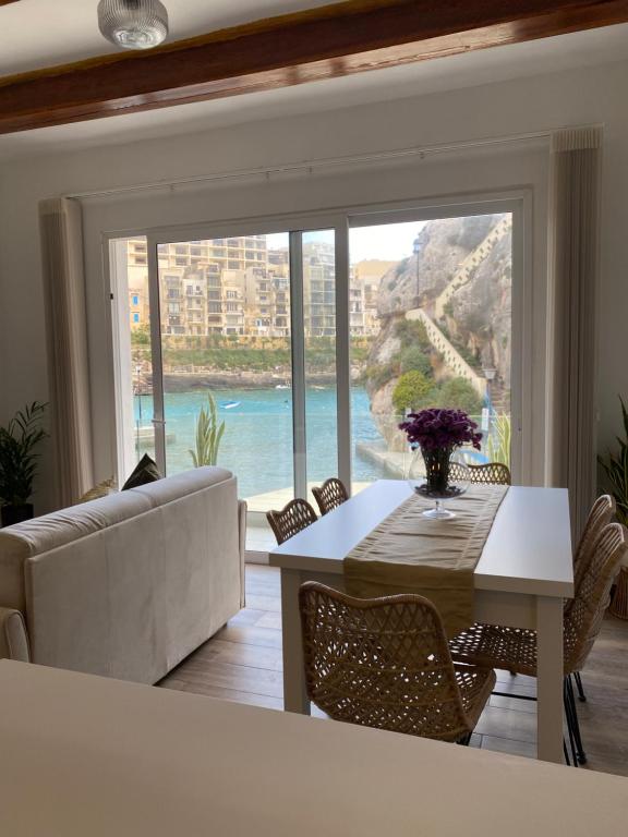 a living room with a table and a couch at Nikolina Flat in Xlendi