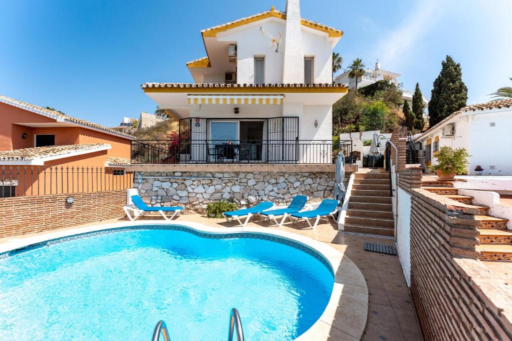 una villa con piscina y una casa en Casa Leo holiday villa, en Mijas Costa