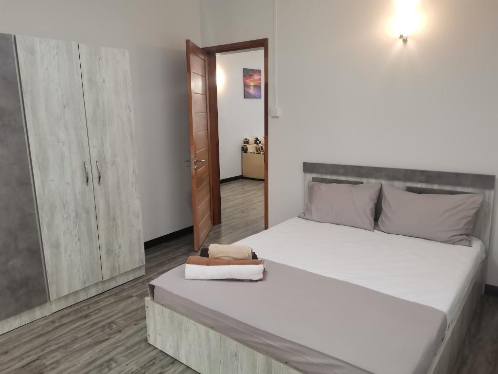 Un pat sau paturi într-o cameră la Splendid and modern 4 bedroom private villa with big pool near beach in flic en flac