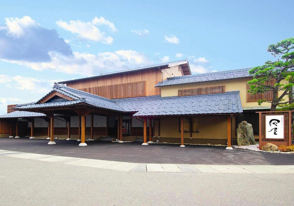 あわら市にある伝統旅館のぬくもり　灰屋の看板が目の前にある建物