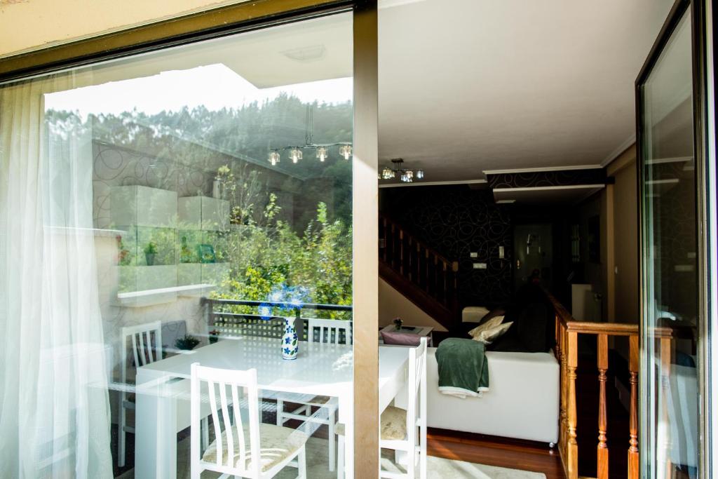 a dining room with a table and a window at Casa con terraza para 4 personas en Plentzia in Mendiondo
