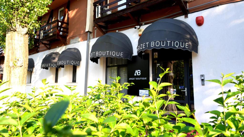 un negozio con tende nere sul lato di un edificio di Arizet Boutique Mamaia a Mamaia