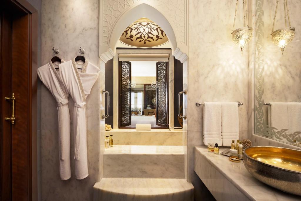 Jumeirah Zabeel Saray Dubai - Junior Suite King With Club Access With Club Access Including Breakfast, Afternoon Tea, Evening Cocktail Hours & Soft Refreshments