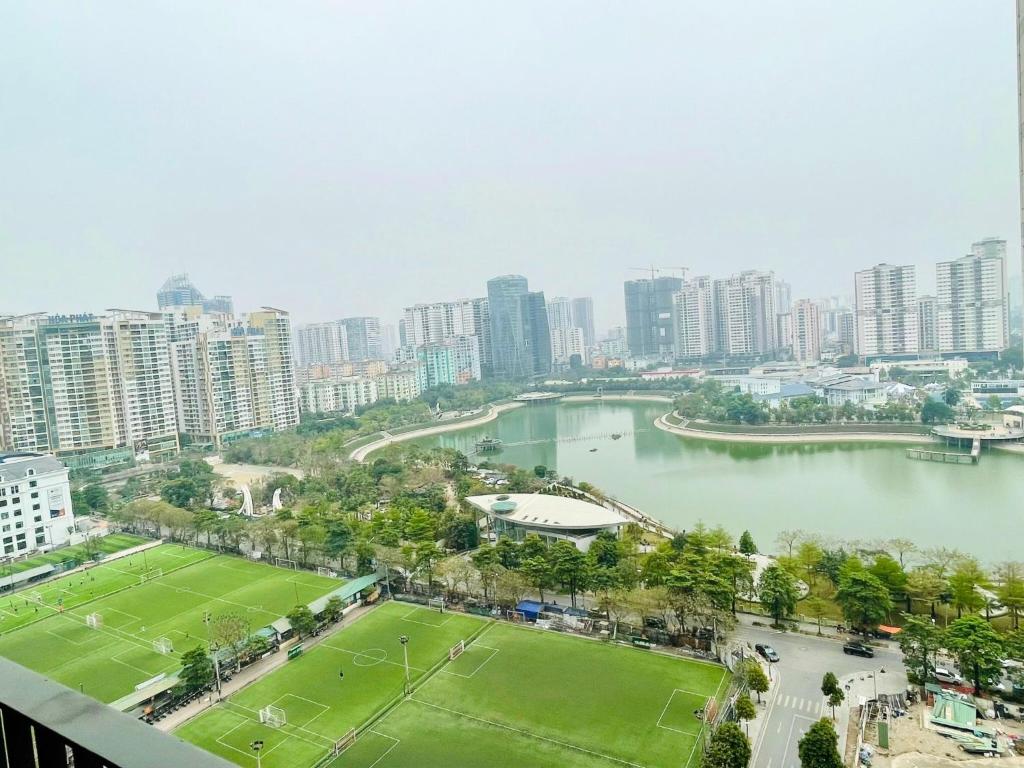 une ville avec un parc, une rivière et des bâtiments dans l'établissement Vinhomes D'Capitale Apartment, à Hanoï