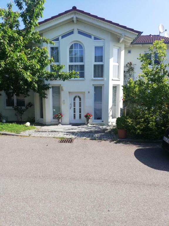 una casa blanca con una entrada delante de ella en Wohnung im Erdgeschoss en Bietigheim-Bissingen
