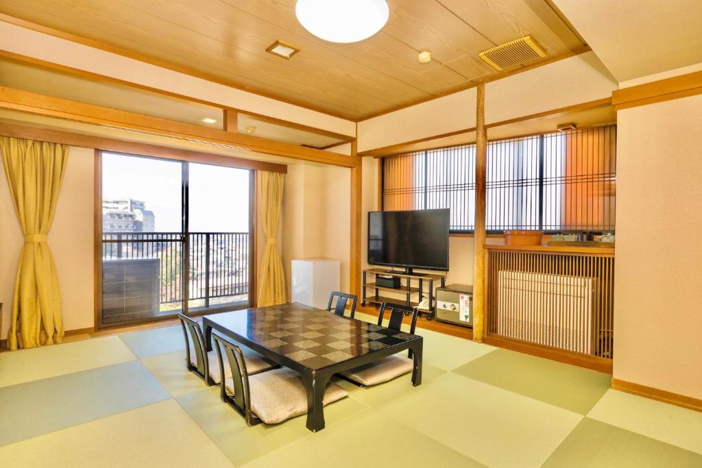 TV a/nebo společenská místnost v ubytování Japanese Onsen Ryokan Kohakuen