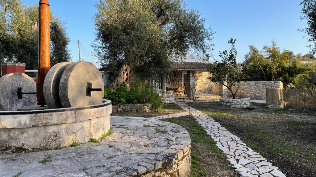 uma casa com uma passagem de pedra em frente a um edifício em Villa Regina em Gaios