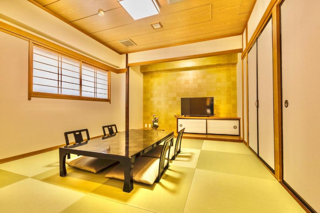 TV a/nebo společenská místnost v ubytování Japanese Onsen Ryokan Kohakuen