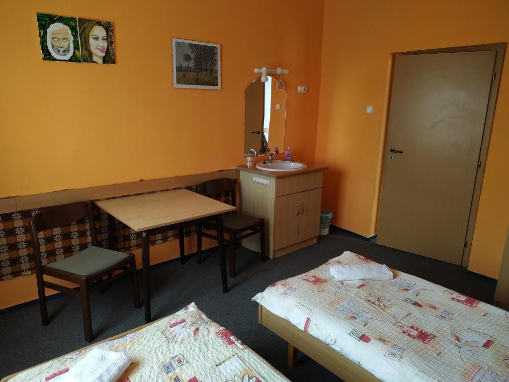Hotel Béke Sziget Komló - Economy Triple Room Met Gedeelde Badkamer