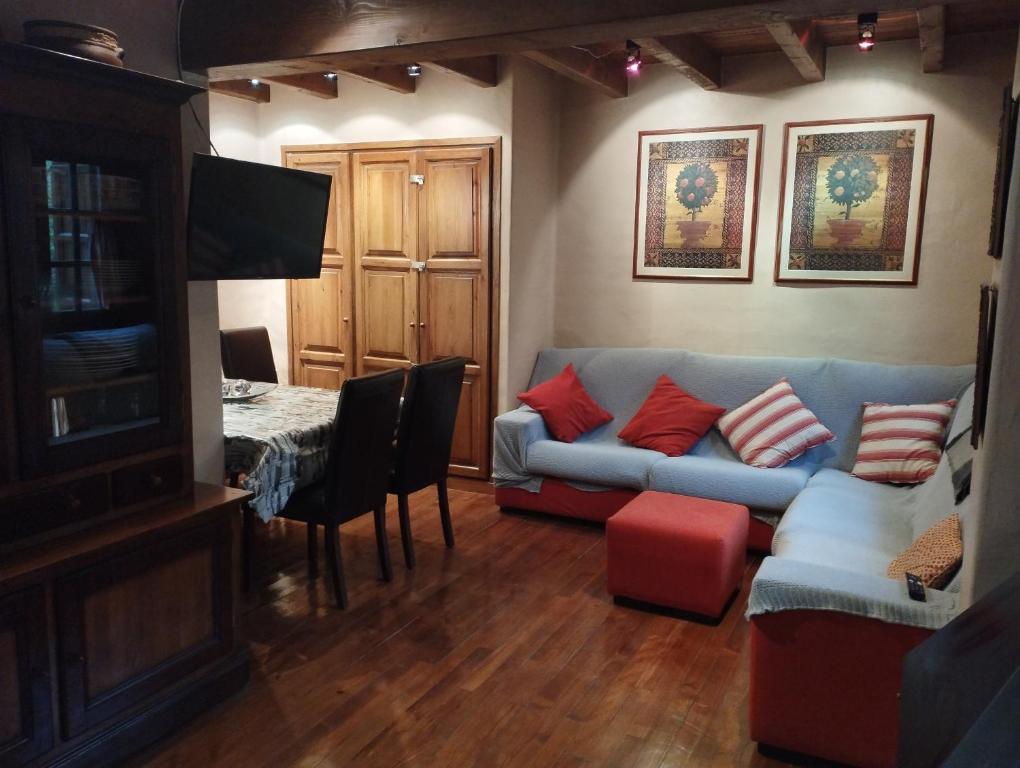 a living room with a couch and a table at Esquí, Aigüestortes y Boí-Taüll a tus pies en EbreHogar in Pla de l'Ermita