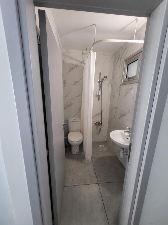 een badkamer met een toilet en een wastafel bij Napa Holiday Stay in Ayia Napa