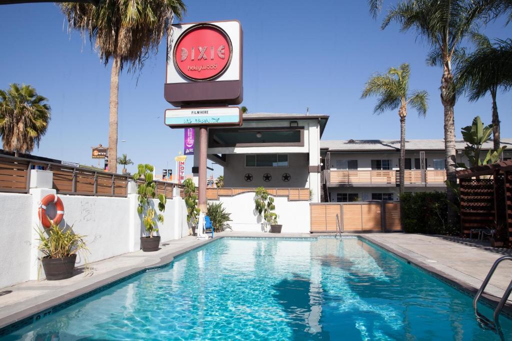 uma piscina com uma placa de pepsi e palmeiras em The Dixie Hollywood em Los Angeles