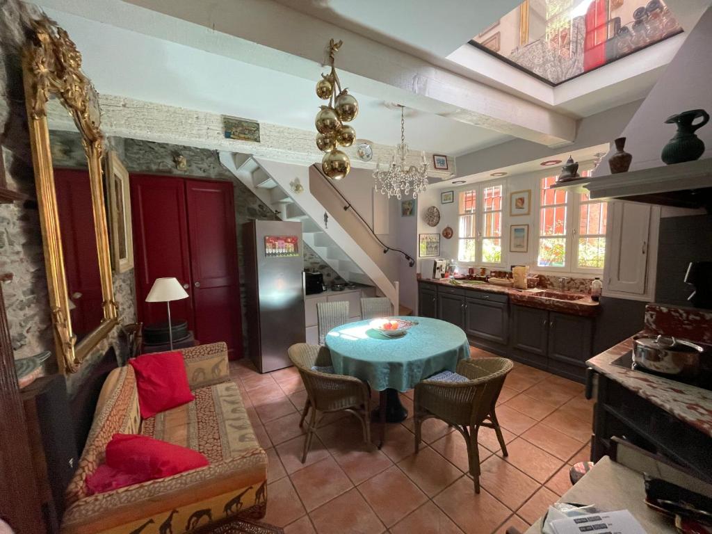 ein Wohnzimmer mit einem Tisch und einer Küche in der Unterkunft Chambre_privée_Collioure_centre in Collioure
