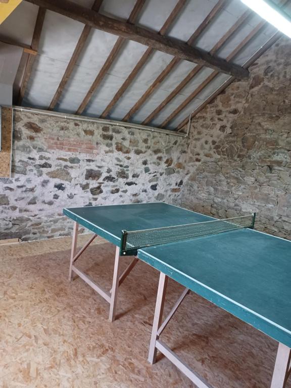 Stolní tenis v ubytování Gîte du LERRE Baie du Mont St Michel Meublé de Tourisme 3 Etoiles nebo okolí
