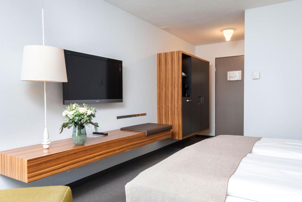 Postel nebo postele na pokoji v ubytování Seehotel Kastanienbaum