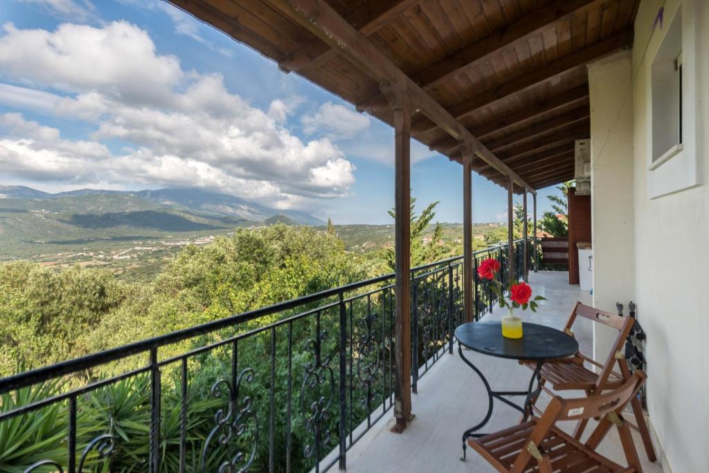 een balkon met een tafel en stoelen en uitzicht bij Virginia - Home in Helmata Argostoli in Argostoli