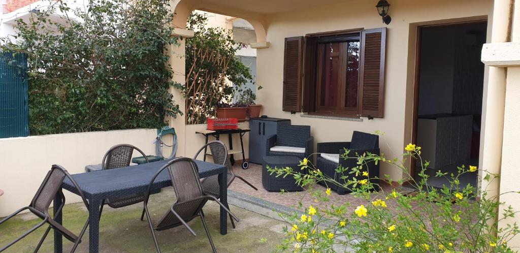 a patio with a table and chairs in a yard at Casa di Ale in Siniscola