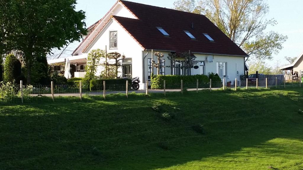 Casa blanca con techo marrón y patio en Logement Hellevoetsluis, en Hellevoetsluis