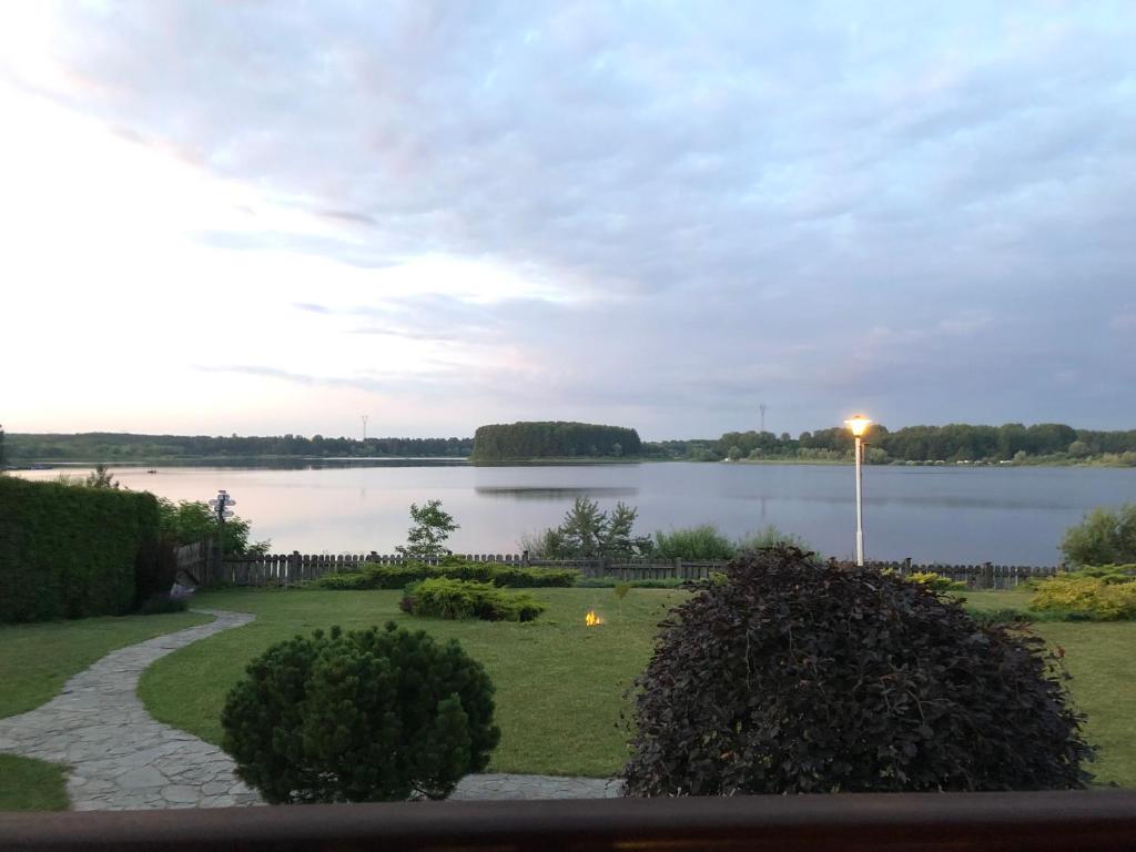 - une vue sur une étendue d'eau éclairée par un éclairage de rue dans l'établissement Mazury na Śląsku, 