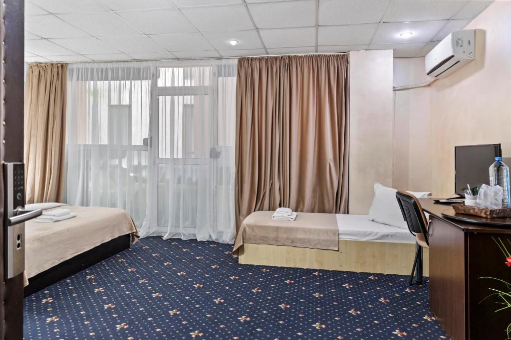 Hotel Charter Otopeni - 阳台的三个房间