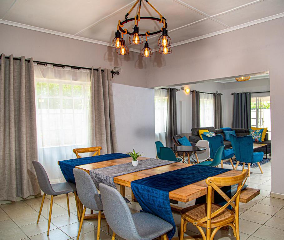 una sala da pranzo con tavolo e sedie di Hungwe House a Victoria Falls