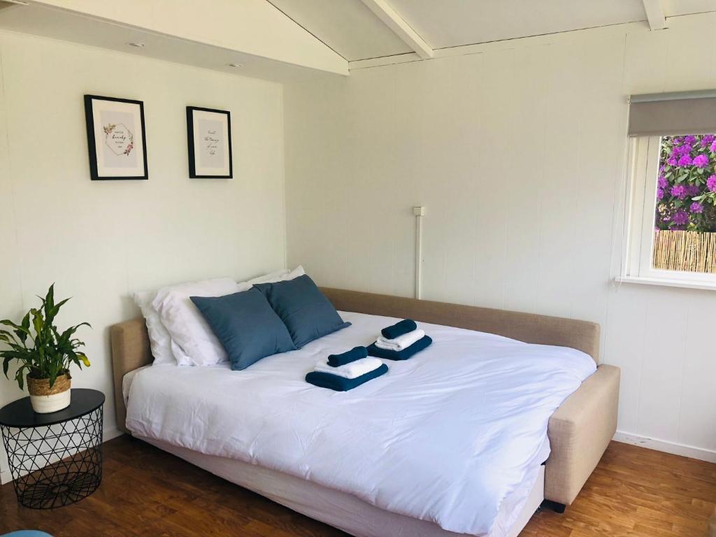 een slaapkamer met een bed met twee handdoeken erop bij Tiny house 't Heidehoes in Usselo in Enschede