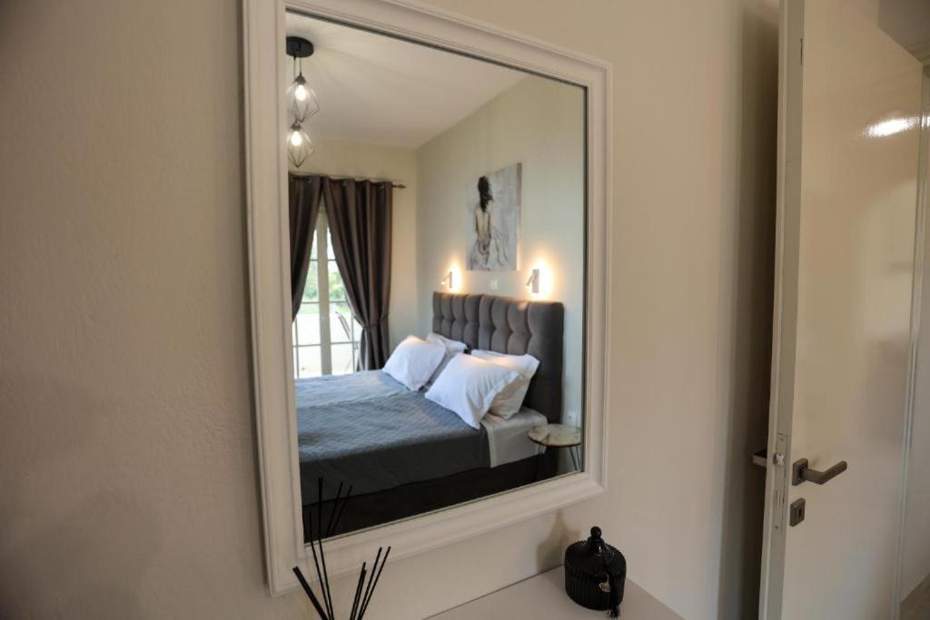 Postel nebo postele na pokoji v ubytování Kouros apartments