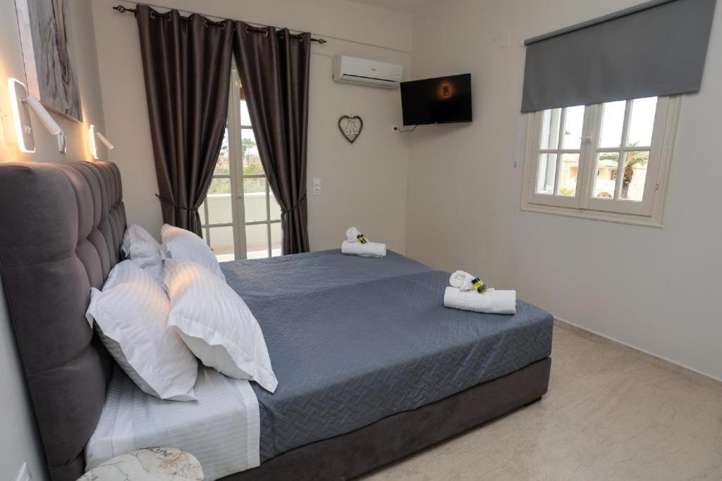 Postel nebo postele na pokoji v ubytování Kouros apartments