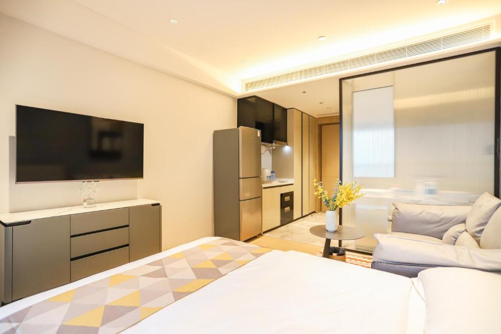 Postel nebo postele na pokoji v ubytování Canopy Executive Apartments - Shenzhen Futian Center