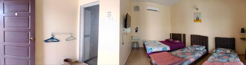 - une chambre avec un lit et une porte dans l'établissement Comfy room in Gunung Ledang, 