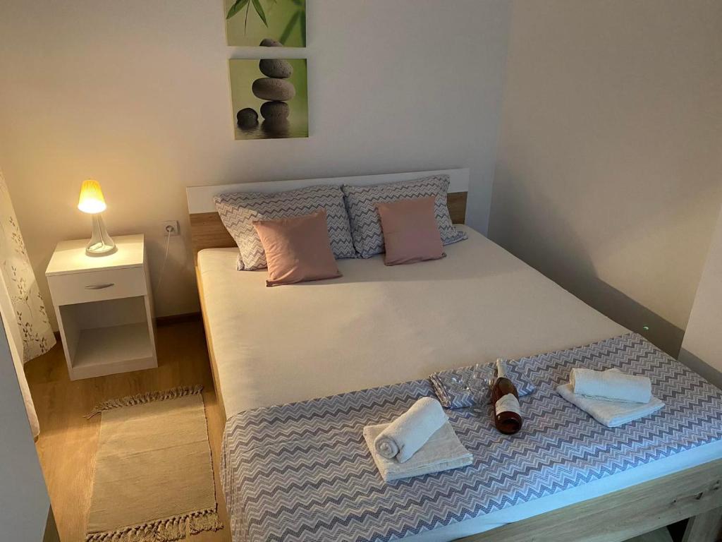 A bed or beds in a room at Apartman Popović