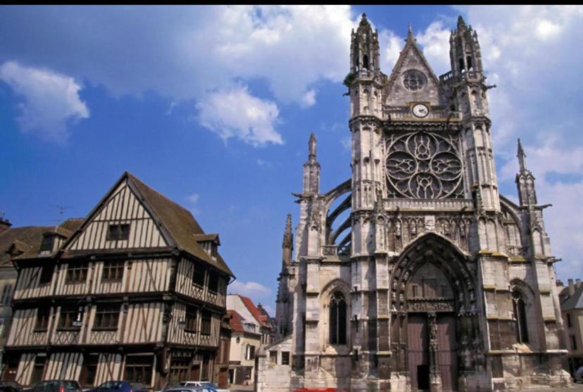 un vieux bâtiment avec une tour d'horloge dans une ville dans l'établissement Magnifique logement, confortable et paisible., à Saint-Marcel