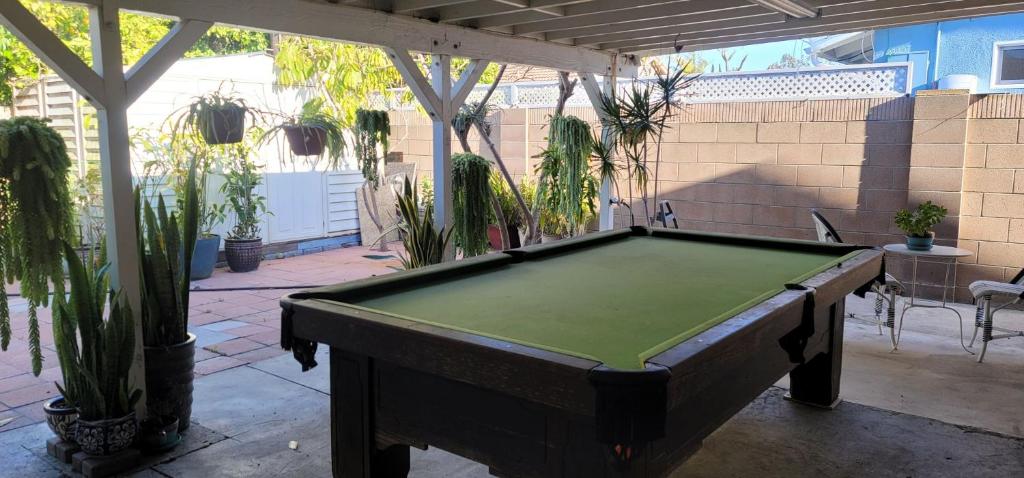 ein Billardtisch mitten auf einer Terrasse in der Unterkunft Huntington Beach adorable 2 bedrooms, 2 bathrooms in Huntington Beach