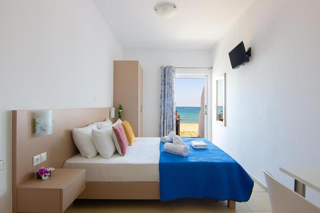 Postel nebo postele na pokoji v ubytování Creta Beachfront Apartment Β for 2 persons by MPS