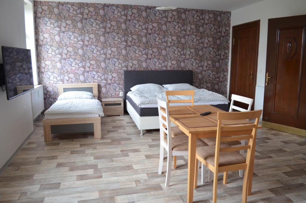 Łóżko lub łóżka w pokoju w obiekcie Penzion Jungmannova