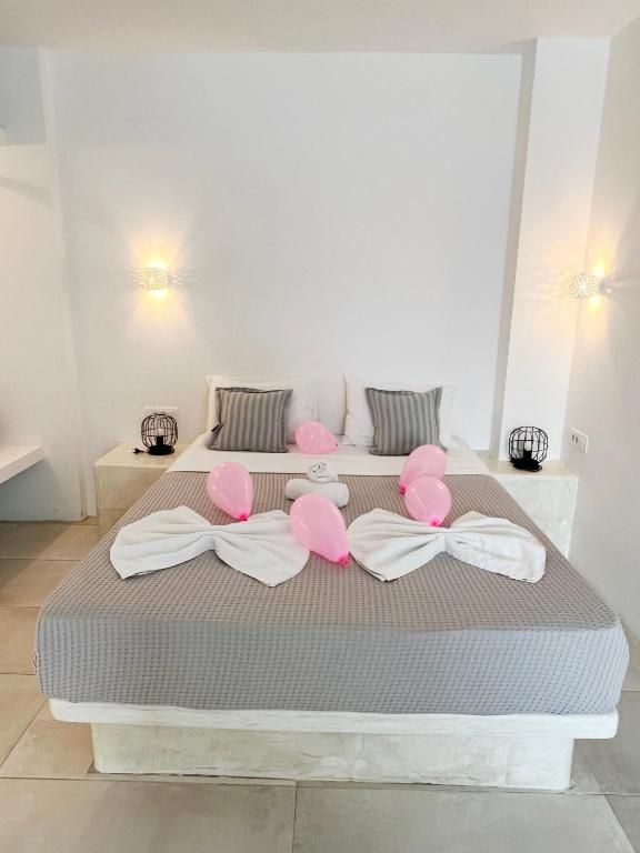 Postel nebo postele na pokoji v ubytování White Lily Suites & Lofts - Adults Only 16 Plus