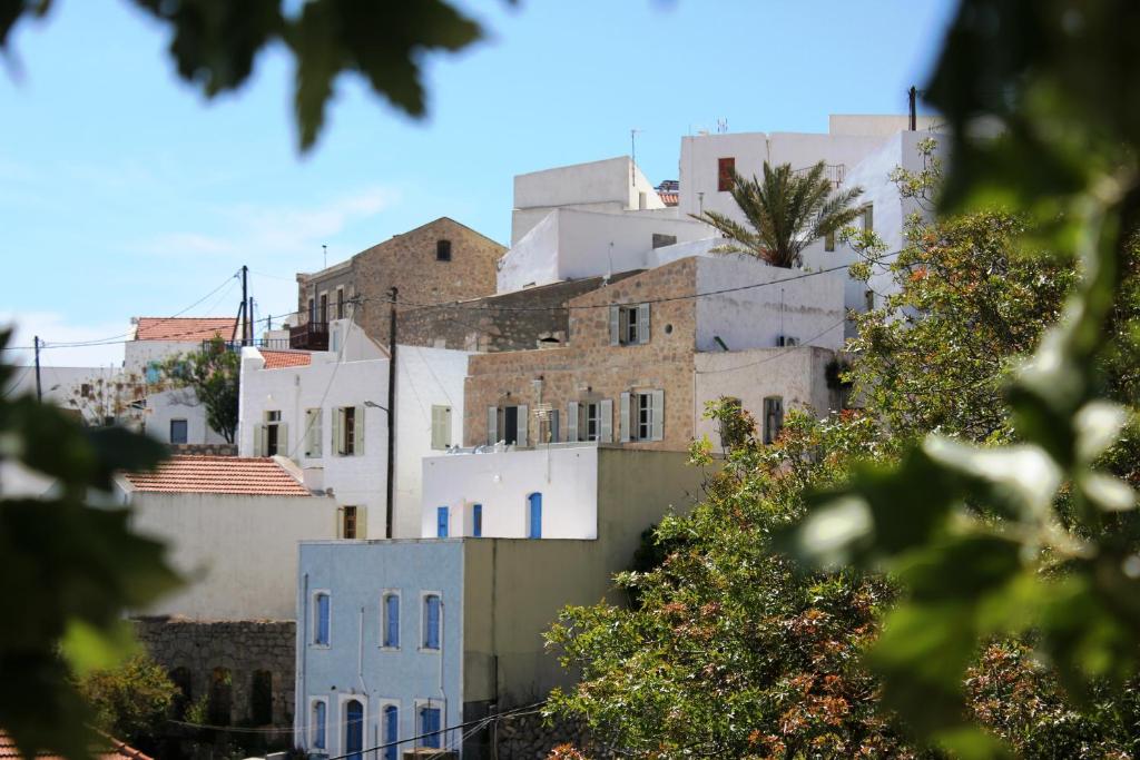 uma vista para uma cidade com edifícios brancos em Palma resorts em Nikiá