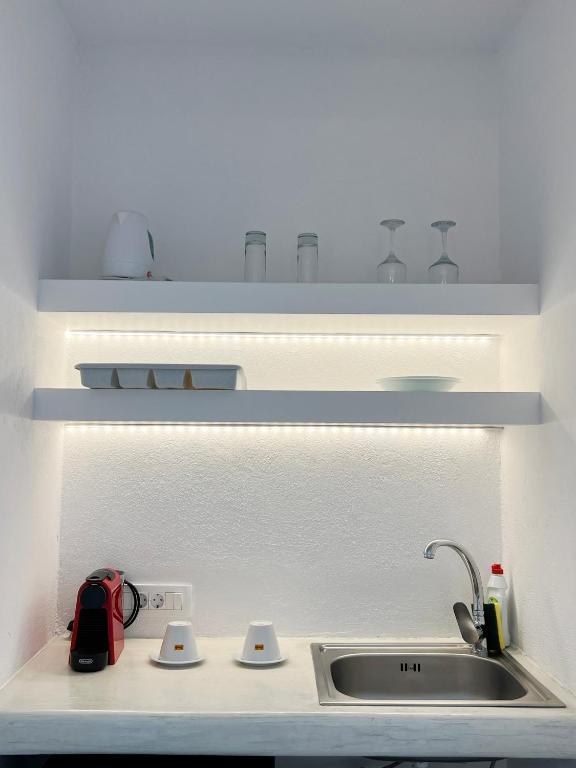 Kuchyň nebo kuchyňský kout v ubytování White Lily Suites & Lofts - Adults Only 16 Plus